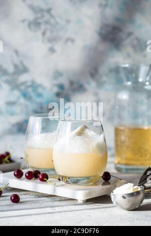 Soda Creamsicle Cocktail. Wurzelbier oder Soda-Eis schwimmen Stockfoto