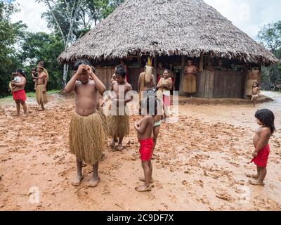 Iquitos, Peru- Dez 209: Yagua Indianer in seiner lokalen Tracht. Lateinamerika. Yagua, Nativa Yahuas Comunidad. Stockfoto