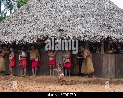 Iquitos, Peru- Dez 209: Yagua Indianer in seiner lokalen Tracht. Lateinamerika. Yagua, Nativa Yahuas Comunidad. Stockfoto