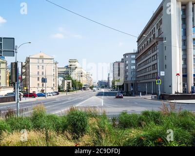 MOSKAU, RUSSLAND - 12. JULI 2020: Blick auf die Akademiestraße Sacharow (Prospekt Akademika Sacharova) vom Turgenevskaya-Platz in Moskau. Das ist s Stockfoto