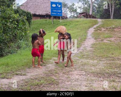 Iquitos, Peru- Dez 209: Yagua Indianer in seiner lokalen Tracht. Lateinamerika. Yagua, Nativa Yahuas Comunidad. Stockfoto