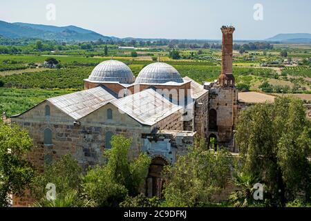 Die historische Isa Bey Moschee in der Stadt Selcuk in der Nähe der berühmten Ruinen von Ephesus in der Türkei. Die Moschee wurde im Jahre 1375 gebaut Stockfoto
