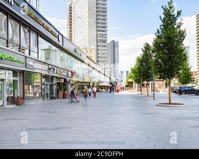 MOSKAU, RUSSLAND - 19. JULI 2020: Menschen gehen entlang Geschäfte und Restaurants auf Fußgängerweg auf New Arbat Avenue in Moskau im Sommer Sonntag. Diese st Stockfoto