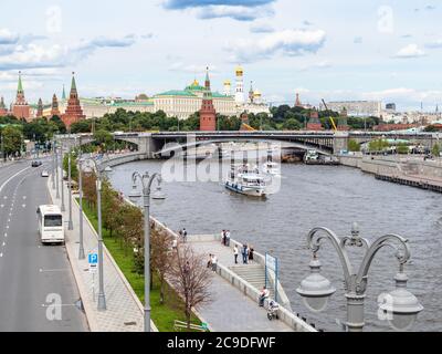 MOSKAU, RUSSLAND - 25. JULI 2020: Blick auf Pretschistenskaya Ufer des Moskwa Flusses und Bolschoj Kamenny Brücke und Kreml in Moskau Stadt von Patriars Stockfoto