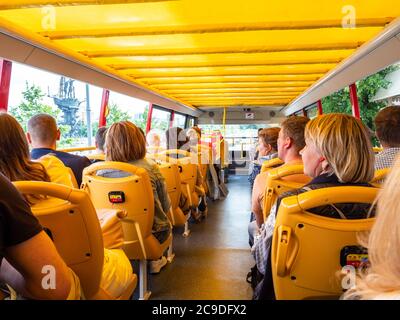 MOSKAU, RUSSLAND - 25. JULI 2020: Touristen schauen sich die Sehenswürdigkeiten der Stadt während der Stadtrundfahrt mit dem Bus in Moskau Stadt am sonnigen Sommertag Stockfoto