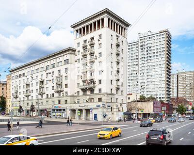 MOSKAU, RUSSLAND - 25. JULI 2020: Blick auf die New Arbat Avenue mit Oktoberkino und Konzertsaal vom Novinskiy Boulevard während einer Besichtigungstour auf der Excu Stockfoto