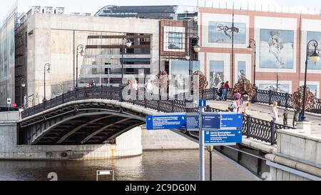 MOSKAU, RUSSLAND - 25. JULI 2020: Menschen auf der Luschkow-Brücke (Tretjakowski-Brücke) in der Nähe der Renovierung Gebäude der Tretjakow-Galerie in Moskau Stadt im Sommer Stockfoto