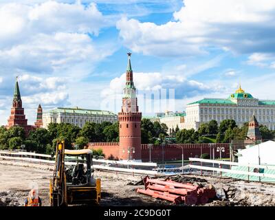 MOSKAU, RUSSLAND - 25. JULI 2020: Arbeiter und Traktor auf repariert Bolschoj Kamenny Brücke und Blick auf den Kreml während der Stadtbesichtigung auf Exkursion BU Stockfoto