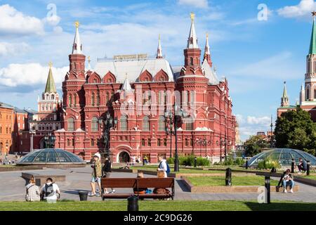 MOSKAU, RUSSLAND - 25. JULI 2020: Blick auf Menschen, die auf dem Manezhnaya-Platz in der Nähe des Staatlichen Historischen Museums des Kremls während einer Stadtrundfahrt auf ex Stockfoto