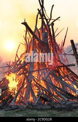 osterfeuer im Sonnenuntergang Stockfoto