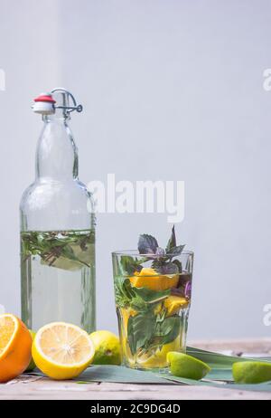 Basil Smash Gin alkoholischer Cocktail mit frischen Basilikumblättern und Zitrusfrüchten. Stockfoto