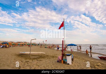 Viareggio, Italien - 13. August 2019: Menschen, die sich am Strand von Viareggio, ist ein berühmter Ferienort der toskanischen Riviera an der Küste des Ligurischen Meeres Stockfoto