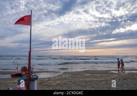 Viareggio, Italien - 13. August 2019: Sonnenuntergang am Strand von Viareggio, ist ein berühmter Ferienort der toskanischen Riviera an der Küste des Ligurischen Meeres Stockfoto