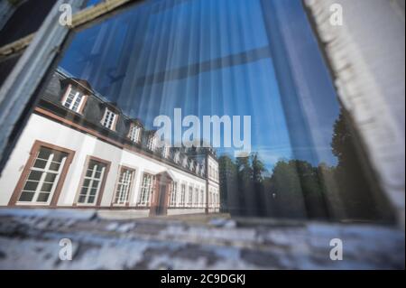 Hanau, Deutschland. Juli 2020. Ein Teil des Gebäudes von Schloss Philippsruhe spiegelt sich in einer alten Fensterscheibe wider. Schloss Philippsruhe wurde von ca. 1700 bis 1725 für Graf Philipp Reinhard von Hanau als Barockschloss erbaut. Quelle: Andreas Arnold/dpa/Alamy Live News Stockfoto