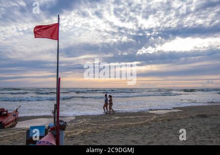 Viareggio, Italien - 13. August 2019: Sonnenuntergang am Strand von Viareggio, ist ein berühmter Ferienort der toskanischen Riviera an der Küste des Ligurischen Meeres Stockfoto