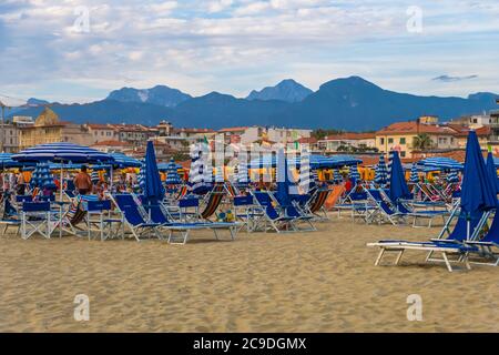 Viareggio, Italien - 13. August 2019: Menschen, die sich am Strand von Viareggio, ist ein berühmter Ferienort der toskanischen Riviera an der Küste des Ligurischen Meeres Stockfoto