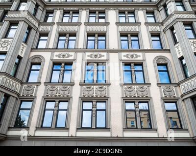 Fassade des renovierten Apartmentgebäudes auf Malaya Nikitskaya Straße in Moskau Stadt im Sommer. Ehemaliges Mietshaus, 1912 vom Architekten Piotrov erbaut Stockfoto