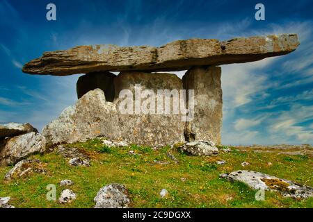 Ungewöhnlich große Dolmen oder Portalgrab Stockfoto