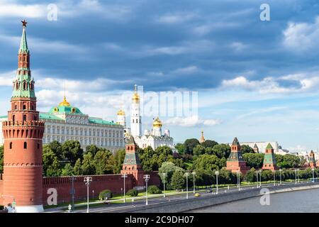 Blick auf den Kreml mit dem Ufer des Moskwa Flusses unter dunkelblauen Regenwolken während der Stadtrundfahrt im Exkursionsbus in Moskau Stadt auf sonniger Sum Stockfoto