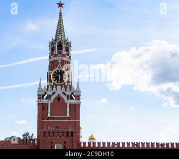 Blick auf den Spasskaya-Turm des Kremls vom Roten Platz während einer Stadtrundfahrt mit dem Bus in der Stadt Moskau im Sommer Stockfoto
