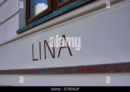 LINA Schriftzug auf einer Hauswand mit Fenster Stockfoto