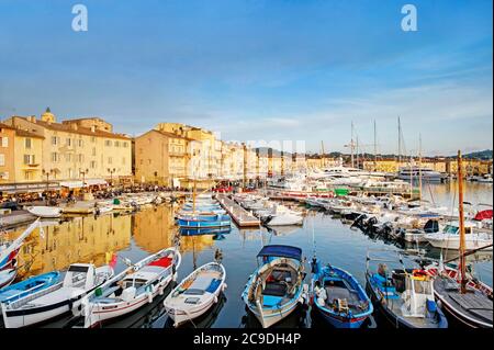 Saint Tropez - Frankreich - Europa, 03. Juni 2015: Blick auf den kleinen Hafen von Saint-Tropez in der Region Provence-Alpes-Côte d’Azur. Stockfoto
