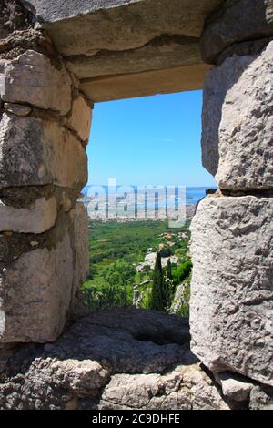 Ein Blick durch ein Fenster aus dem Mittelalter auf Split in Kroatien Stockfoto