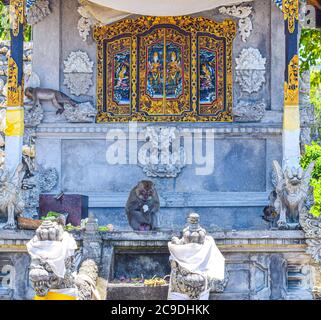 Aufgenommen im berühmten balinesischen Tempel Titra Empul in der Nähe von Ubud, Hindu-Statuen im Titra Empul Tempel in Ubud auf der Insel Bali Stockfoto