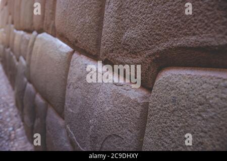 Berühmte alte Steinmauer in Cusco, Peru aus dem Inka-Reich Stockfoto