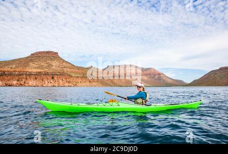 Eine Frau Kajakfahren vor der Küste von Isla Espirito Santo, Golf von Kalifornien, BCS, Mexiko. Stockfoto