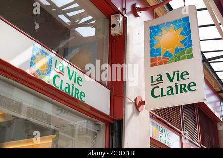 Bordeaux , Aquitaine / Frankreich - 07 25 2020 : La vie claire Logo und Text Zeichen an der Wand zu speichern Stockfoto