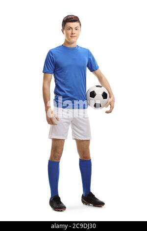 In voller Länge Porträt eines Teenagers Fußballspieler mit einem Ball unter dem Arm isoliert auf weißem Hintergrund Stockfoto