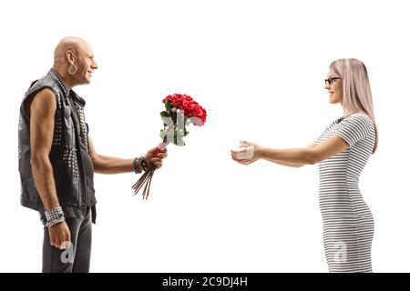 Glatze Mann Blumen zu einer jungen Frau isoliert auf weißem Hintergrund Stockfoto