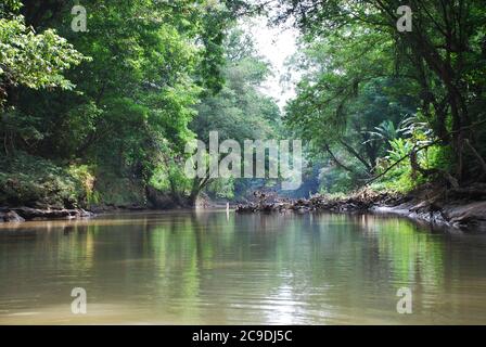 Der ruhige Fluss des Rio Arenal, in der Nähe von Arenal Vulkan und La Fortuna, Costa Rica Stockfoto