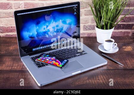 Galati, Rumänien - 29. Mai 2019: Neue iPhone Xs und Xs Max Smartphone von Apple Computer. Neueste Apple iPhone auf dem MacBook Pro 15-Notebook-Taste Stockfoto