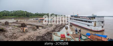 Amazonas-Fluss, Peru - 22. Sep 2019: Panoramablick auf die Fährschiffe am Ufer des Amazonas während des Niedrigwasser-Seeroson. Südamerika. Stockfoto