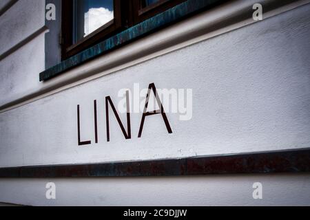 LINA Schriftzug auf einer Hauswand mit Fenster Stockfoto