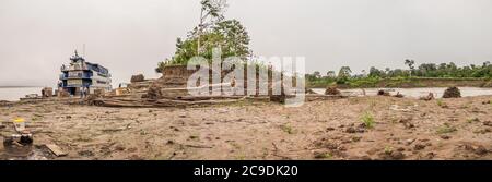 Amazonas-Fluss, Peru - 22. Sep 2019: Panoramablick auf die Fährschiffe am Ufer des Amazonas während des Niedrigwasser-Seeroson. Südamerika. Stockfoto