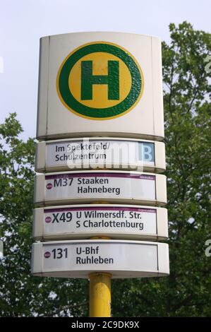 Die BVG-Halbstelle im Spektefeld/Schulzentrum im Falkenhagener Feld / Spektefeld in Berlin-Spandau Stockfoto