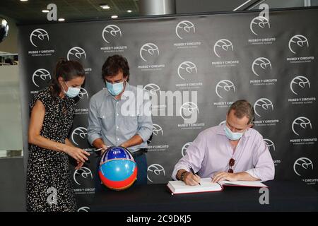 Gijon, Spanien. Juli 2020. Der spanische König Felipe VI. Und Letizia Ortiz mit Fahrer Fernando Alonso bei einem Besuch im Fernando Alonso Museum in Gijon, Asturien am Donnerstag, den 29. Juli 2020. Quelle: CORDON PRESS/Alamy Live News Stockfoto