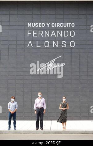 Gijon, Spanien. Juli 2020. Der spanische König Felipe VI. Und Letizia Ortiz mit Fahrer Fernando Alonso bei einem Besuch im Fernando Alonso Museum in Gijon, Asturien am Donnerstag, den 29. Juli 2020. Quelle: CORDON PRESS/Alamy Live News Stockfoto