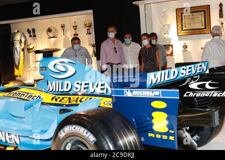 Gijon, Spanien. Juli 2020. Der spanische König Felipe VI. Und Letizia Ortiz mit Fahrer Fernando Alonso bei einem Besuch im Fernando Alonso Museum in Gijon, Asturien am Donnerstag, den 29. Juli 2020. Quelle: CORDON PRESS/Alamy Live News Stockfoto