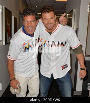 Miami, Usa. August 2014. MIAMI, FL - AUGUST 13: Expendables 3 Sterne Antonio Banderas und Kellan Lutz werfen am 13. August 2014 in Miami, Florida, die erste Seillänge bei den St. Louis Cardinals gegen die Miami Marlins im Marlins Park aus. Kredit: Storms Media Group/Alamy Live Nachrichten Stockfoto