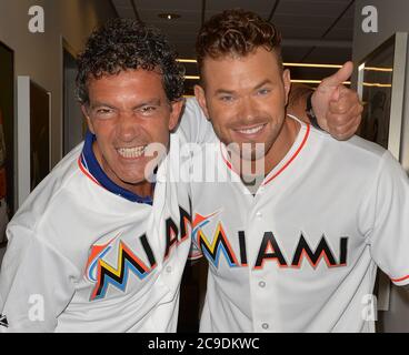 Miami, Usa. August 2014. MIAMI, FL - AUGUST 13: Expendables 3 Sterne Antonio Banderas und Kellan Lutz werfen am 13. August 2014 in Miami, Florida, die erste Seillänge bei den St. Louis Cardinals gegen die Miami Marlins im Marlins Park aus. Kredit: Storms Media Group/Alamy Live Nachrichten Stockfoto