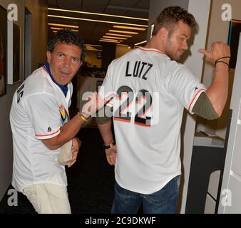 Miami, Usa. August 2014. MIAMI, FL - AUGUST 13: Expendables 3 Sterne Antonio Banderas und Kellan Lutz werfen am 13. August 2014 in Miami, Florida, die erste Seillänge bei den St. Louis Cardinals gegen die Miami Marlins im Marlins Park aus. Kredit: Storms Media Group/Alamy Live Nachrichten Stockfoto