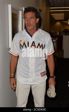 Miami, Usa. August 2014. MIAMI, FL - AUGUST 13: Expendables 3 Sterne Antonio Banderas und Kellan Lutz werfen am 13. August 2014 in Miami, Florida, die erste Seillänge bei den St. Louis Cardinals gegen die Miami Marlins im Marlins Park aus. Kredit: Storms Media Group/Alamy Live Nachrichten Stockfoto