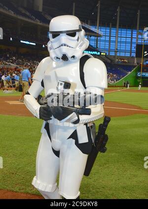 MIAMI, FL - SEPTEMBER 06: Darth Vader Star Wars Figuren werfen werfen zuerst der Miami Marlins vs die Atanta Braves am Marlins Park am 6. September 2014 in Miami, Florida. Personen: Darth Vader Stockfoto