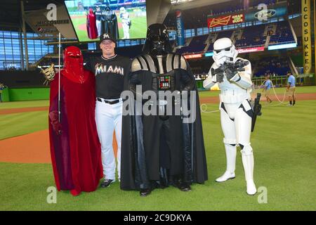 MIAMI, FL - SEPTEMBER 06: Darth Vader Star Wars Figuren werfen werfen zuerst der Miami Marlins vs die Atanta Braves am Marlins Park am 6. September 2014 in Miami, Florida. Personen: Darth Vader Stockfoto