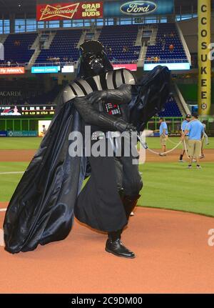 MIAMI, FL - SEPTEMBER 06: Darth Vader Star Wars Figuren werfen werfen zuerst der Miami Marlins vs die Atanta Braves am Marlins Park am 6. September 2014 in Miami, Florida. Personen: Darth Vader Stockfoto