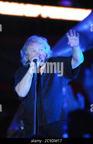 MIAMI - FL-- SEPTEMBER 20: Foreigner's Lou Gramm tritt nach dem Konzert im Dolphin Stadium beim Miami Marlins Spiel auf. 20. September 2008 in Miami FLORIDA. Personen: Lou Gramm Stockfoto